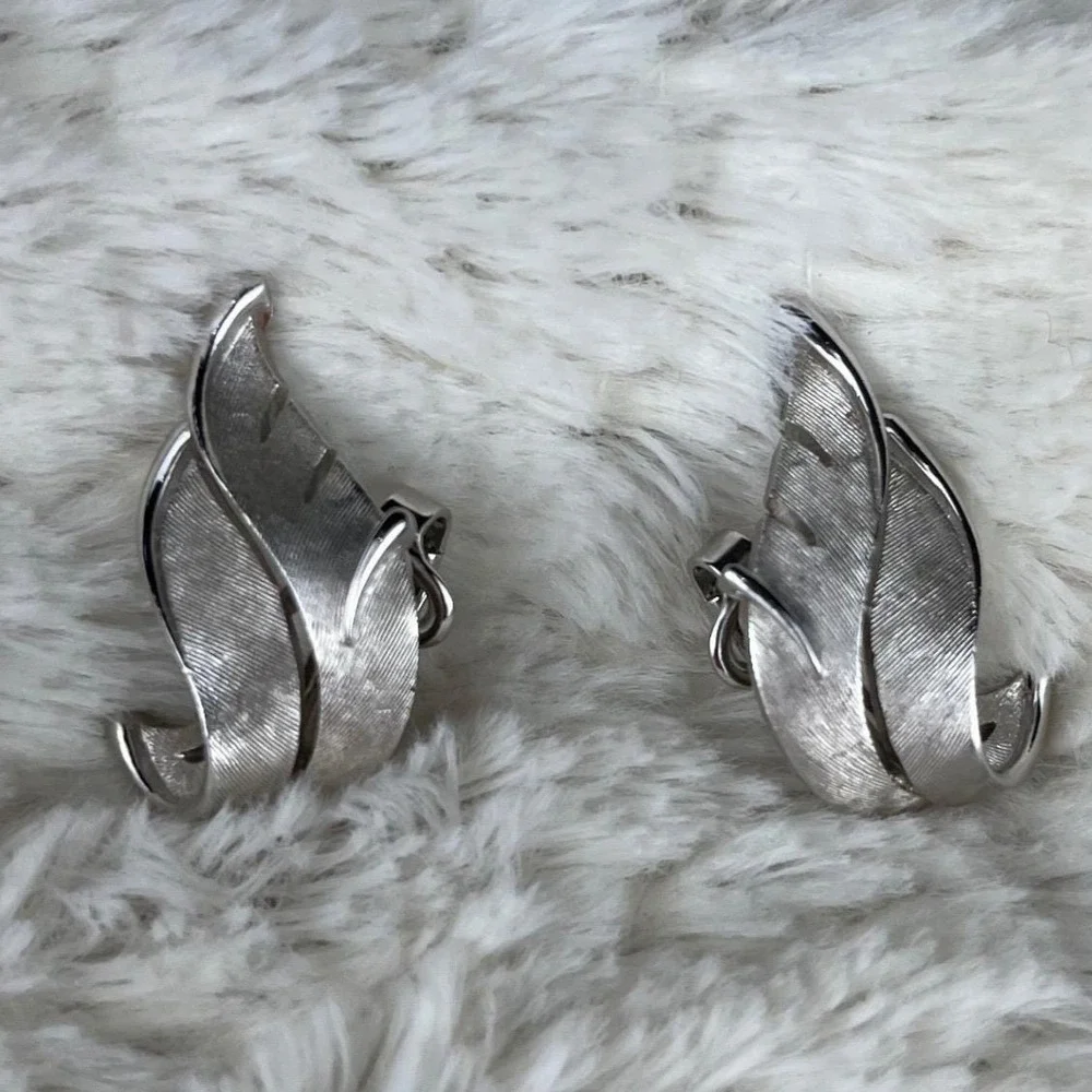 Vtg Trifari Crown Silver Tone Feather Leaf Clip On Earrings MCM Pin Up 70s NWOT